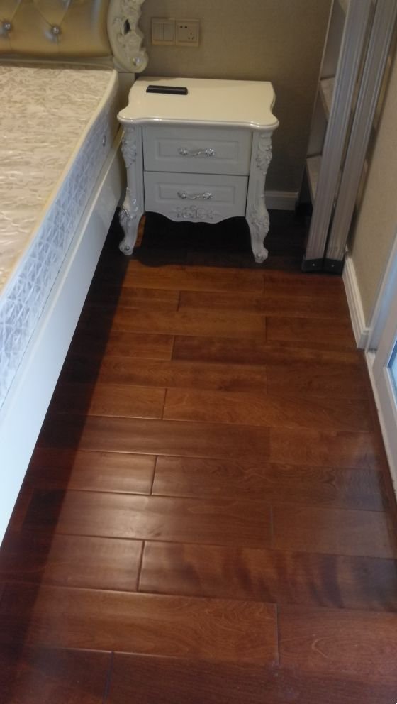 Mẫu sàn gỗ chung cư màu nâu